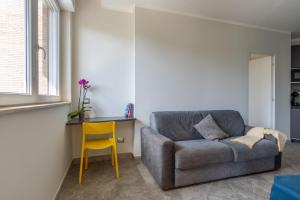 Posezení v ubytování Elegant Seaside Apartment with Pool and Parking
