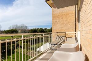 Balkón nebo terasa v ubytování Elegant Seaside Apartment with Pool and Parking