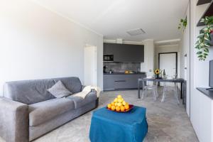 Posezení v ubytování Elegant Seaside Apartment with Pool and Parking