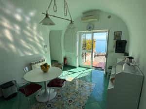 Телевизор и/или развлекательный центр в Casa Gabriella - Amalfi Coast - Free Parking - Full Sea View
