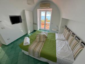 Кровать или кровати в номере Casa Gabriella - Amalfi Coast - Free Parking - Full Sea View