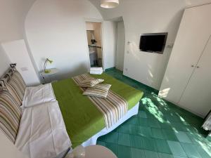 Кровать или кровати в номере Casa Gabriella - Amalfi Coast - Free Parking - Full Sea View