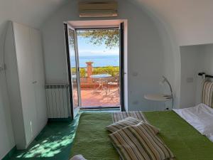Кровать или кровати в номере Casa Gabriella - Amalfi Coast - Free Parking - Full Sea View