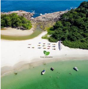 朱奎Casa d'Aroeira Residencial Boutique - Centro de Juqueí - 2 quadras do mar - Serviço de Praia - Roupa de Cama 600 fios algodão Egípcio - Toalhas Banho e Praia - Tudo Novo - Estacionamento Interno - Cozinha - Consulte unidades com Ofurô Hidro e Cromoterapia的享有海滩空中景色,拥有多个度假胜地