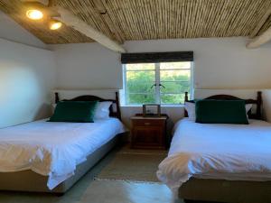 En eller flere senge i et værelse på Aasvogelkrans Farm Cottages & Camping