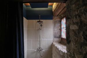 Koupelna v ubytování Chambre d'hôte médiévale