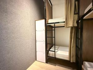 Letto o letti in una camera di Jiran Hostel Kota Kinabalu