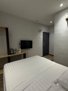 Winn's Hotel Bentong的电视和/或娱乐中心