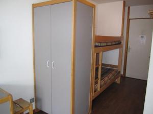 Zimmer mit 2 Etagenbetten und einem Schrank in der Unterkunft Studio Centre Brides-les-Bains avec WIFI et Parking - FR-1-512-132 in Brides-les-Bains