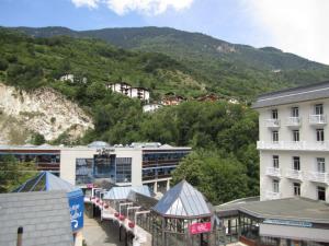 eine Stadt mit Gebäuden und einem Berg im Hintergrund in der Unterkunft Studio Centre Brides-les-Bains avec WIFI et Parking - FR-1-512-132 in Brides-les-Bains + 7 Fotos