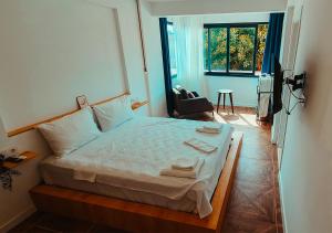 Postel nebo postele na pokoji v ubytování Deniz Otel