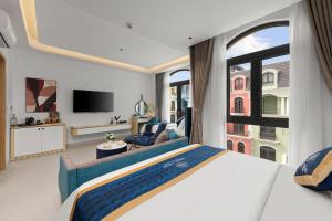 多森Khue Le Bleu Villa - Đồ Sơn的一间带床和大窗户的酒店房间