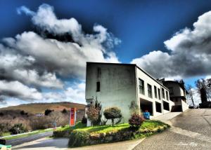 a building on the side of a road at Hotel Parrilla el Zangano in Boal
