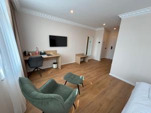 TV a/nebo společenská místnost v ubytování Promenaden Hotel + 37 fotografií