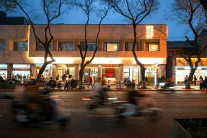 北京重构·潮东里人文酒店(北京王府井店)的一群人骑摩托车在建筑物前