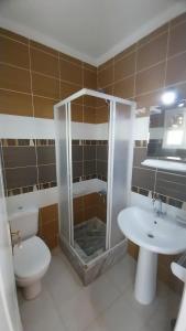 a bathroom with a shower and a toilet and a sink at شاليه في منتجع دلتا شرم ريزورت in Sharm El Sheikh