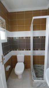 a small bathroom with a toilet and a shower at شاليه في منتجع دلتا شرم ريزورت in Sharm El Sheikh