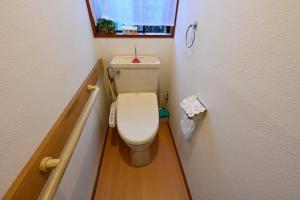 伊東市にあるHoliday House 川奈の部屋の中にトイレ付きの小さなバスルーム +28枚の写真