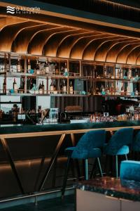 Sohvabaar või baar majutusasutuses Alacarte condo - right on beach - high floor