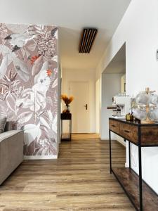 ein Wohnzimmer mit einem Wandgemälde aus Blumen in der Unterkunft Posthaus Kloster Zinna in Jüterbog