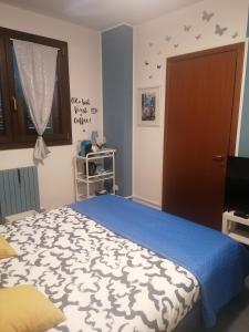 A bed or beds in a room at La Casa Blu- Forum di Assago, Ospedale Humanitas, Milanofiori, IEO
