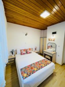 Postel nebo postele na pokoji v ubytování Özdemir Otel Datça