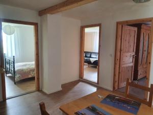 a living room with a table and a bedroom at Kalles kuschelige Koje in Krummendeich