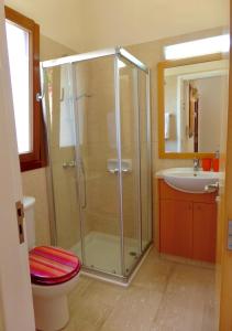 un bagno con doccia, WC e lavandino di 'Villa Xenia' HG25 - Relax and Enjoy the Golf Resort a Kouklia