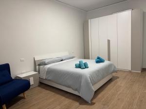 een slaapkamer met een bed met twee blauwe kussens erop bij PiTer House in Lusciano