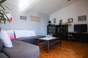 a living room with a couch and a table at Apartman Tonko in Novigrad Dalmatia
