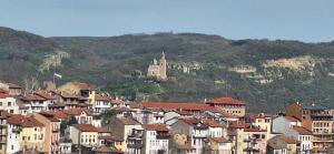 大特尔诺沃Mint 2的山中一座拥有房屋和城堡的城镇