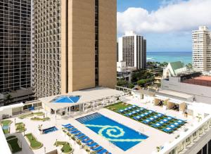 檀香山Hilton Waikiki Beach Resort & Spa的享有酒店空中美景,设有游泳池