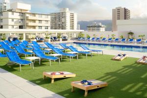 Hilton Waikiki Beach Resort & Spa内部或周边的泳池