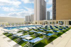 Hilton Waikiki Beach Resort & Spa内部或周边的泳池