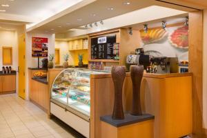 Hilton Waikiki Beach Resort & Spa的咖啡和沏茶工具