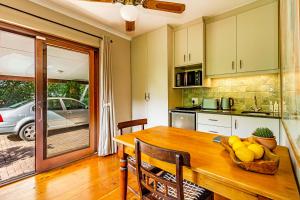 een keuken met een houten tafel en een fruitschaal bij 5 on Paul Kruger in Somerset West