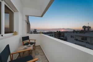 Modern seaview apartment in the heart of Agia Napa في أيا نابا: شرفة مع طاولة وكراسي وإطلالة