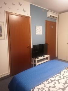 A television and/or entertainment centre at La Casa Blu- Forum di Assago, Ospedale Humanitas, Milanofiori, IEO