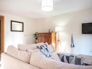 Televisyen dan/atau pusat hiburan di Easy Access Home with Spacious Private Parking & Near Scenic Bike Routes