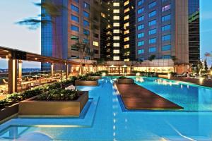 DoubleTree by Hilton Johor Bahru内部或周边的泳池