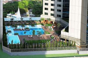DoubleTree by Hilton Johor Bahru内部或周边的泳池