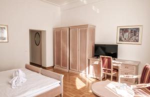 salon z łóżkiem i biurkiem w obiekcie Augustenhof w mieście Bad Elster