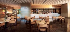 DoubleTree by Hilton Johor Bahru酒廊或酒吧区