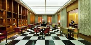 DoubleTree by Hilton Johor Bahru餐厅或其他用餐的地方