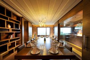 DoubleTree by Hilton Johor Bahru的电视和/或娱乐中心