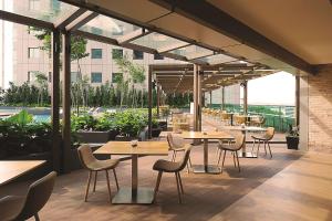 DoubleTree by Hilton Johor Bahru餐厅或其他用餐的地方