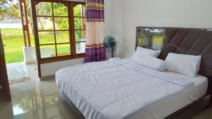 Postel nebo postele na pokoji v ubytování Matraville Home Stay Tuk Tuk Lake Toba Samosir