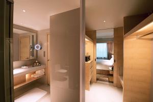 DoubleTree by Hilton Johor Bahru客房内的一张或多张床位