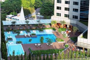DoubleTree by Hilton Johor Bahru内部或周边的泳池
