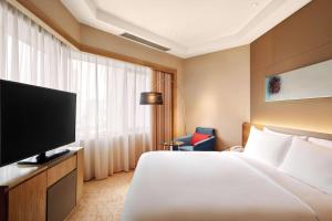 DoubleTree by Hilton Johor Bahru的电视和/或娱乐中心
